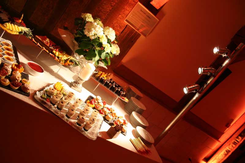 mise en valeur de buffet de dessert avec spot a led